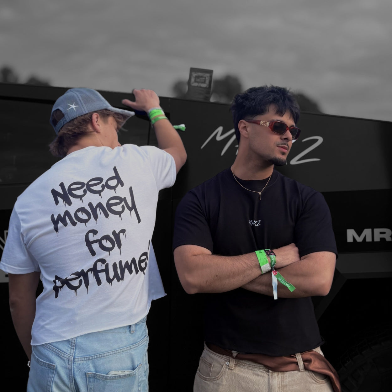 "¡NECESITO DINERO PARA PERFUME!" CAMISETA