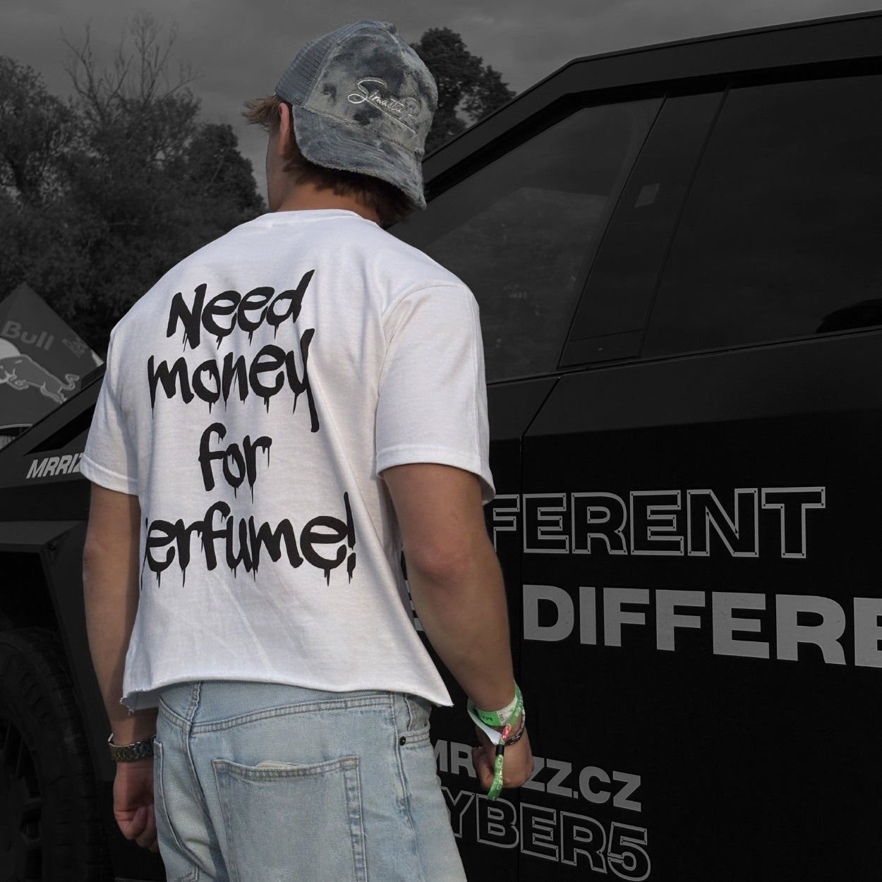 "¡NECESITO DINERO PARA PERFUME!" CAMISETA